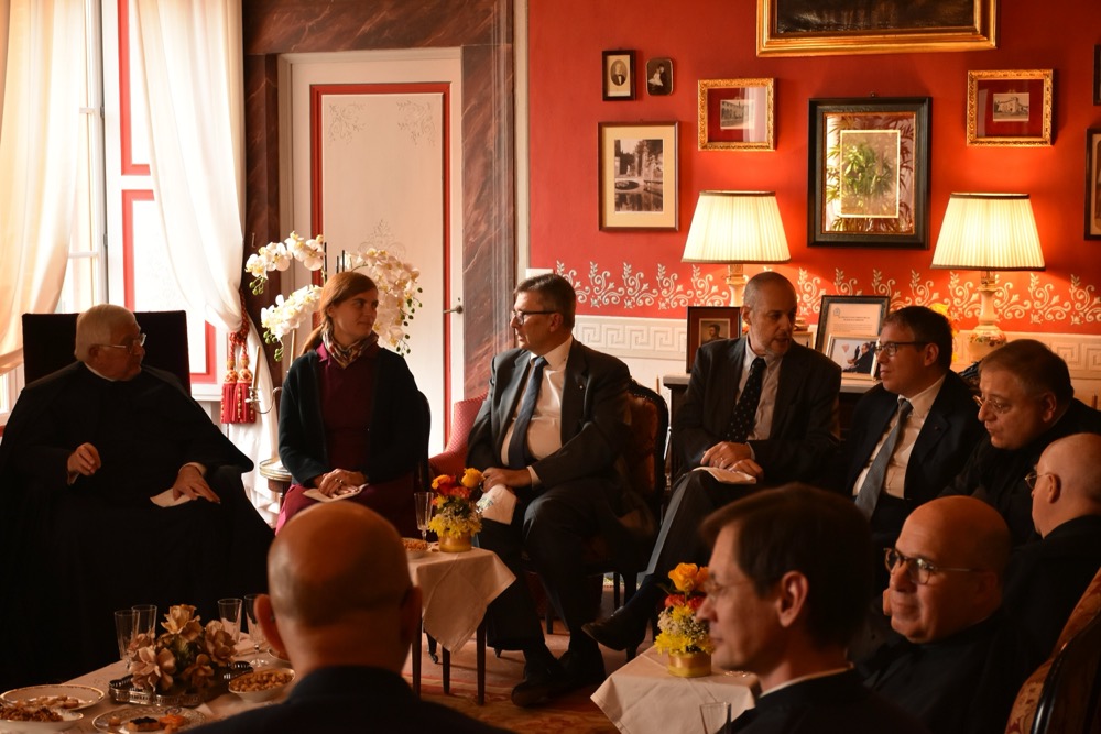 Apéritif au salon Cardinal Martelli