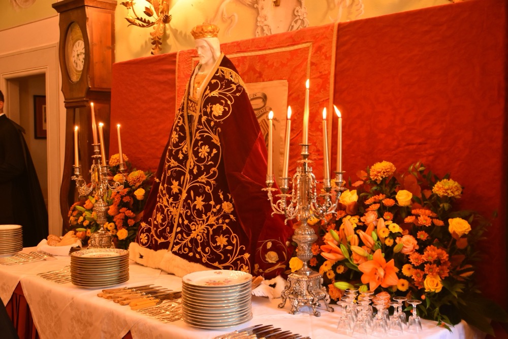 Le réfectoire orné pour la fête