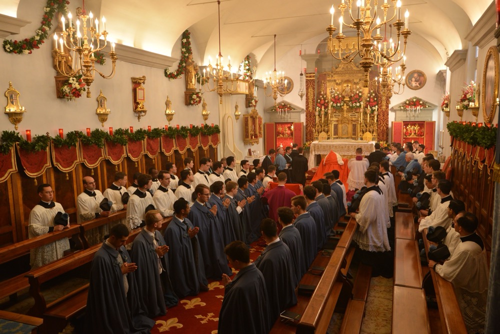 Le Pontife se recueille devant l&rsquo;autel