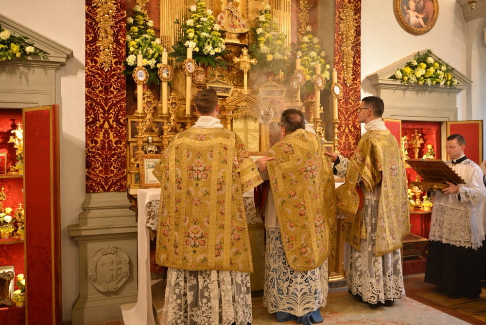 Encensement de la croix