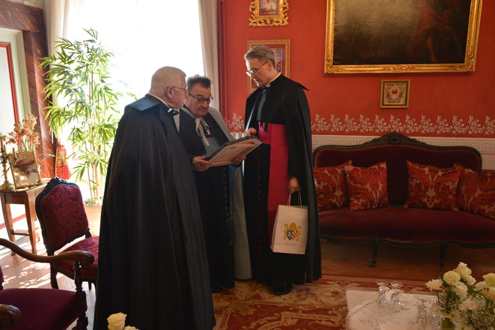 Le chanoine Powaska offre aux supérieurs une reproduction de l&rsquo;image miraculeuse de saint Joseph du sanctuaire de Kalisz, dont vient le chanoine Powaska.