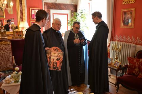Le chanoine Powaska offre aux supérieurs une reproduction de l&rsquo;image miraculeuse de saint Joseph du sanctuaire de Kalisz, dont vient le chanoine Powaska.