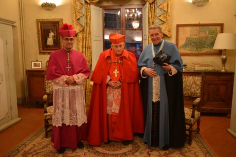 S.Exc.R. M<sup>gr</sup> Gambelli et S.E.R. le cardinal Simoni avec M<sup>gr</sup> Michael Schmitz, vicaire général, avant l&rsquo;office des Vêpres