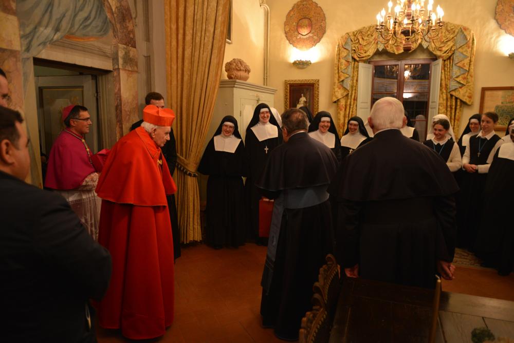 Son Excellence et Son Éminence saluent nos s&oelig;urs adoratrices, venues de Naples et de Livourne pour la fête