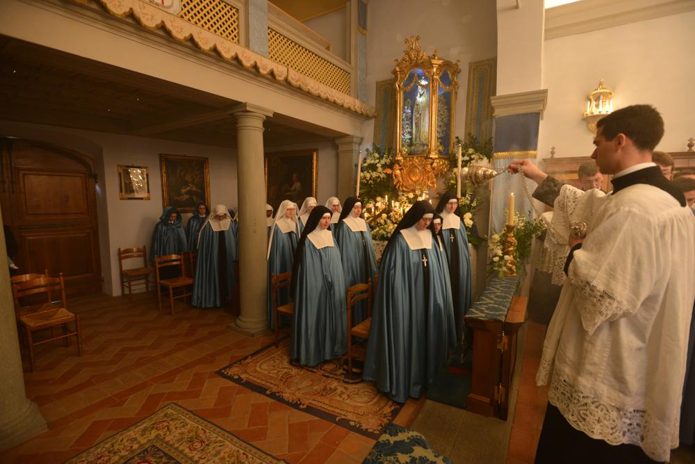 Encensement des s&oelig;urs adoratrices