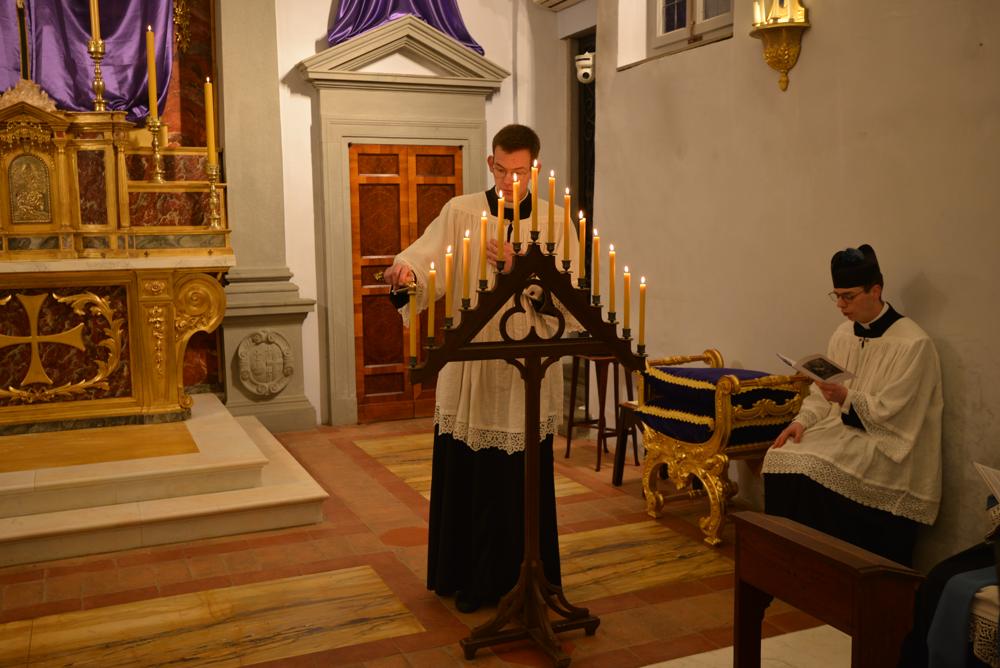 Après chaque psaume, un sacristain éteint un cierge du chandelier triangulaire