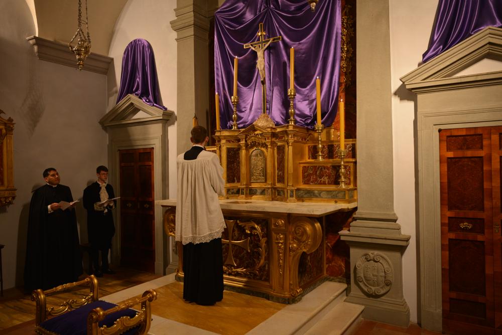 Pendant que le ch&oelig;ur chante le <i>Benedictus</i> un sacristain éteint les cierges de l&rsquo;autel