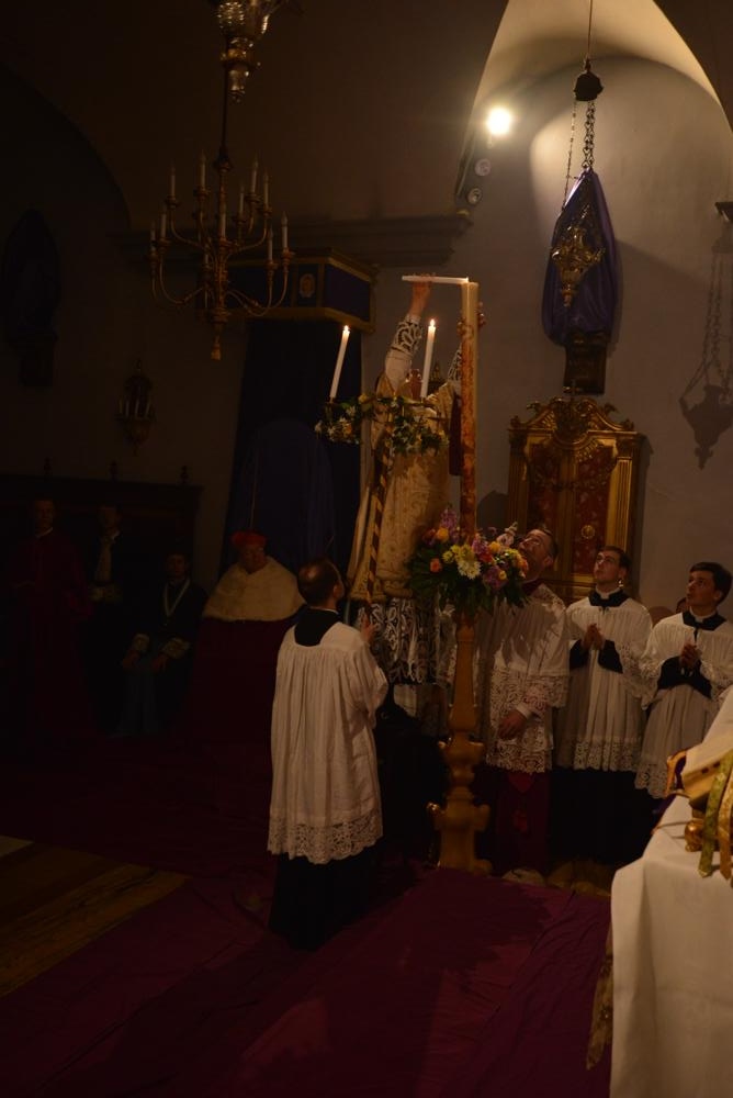 Le diacre allume le cierge pascal avec le chandelier triangulaire
