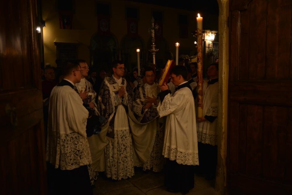 Oraison à l&rsquo;entrée du baptistère