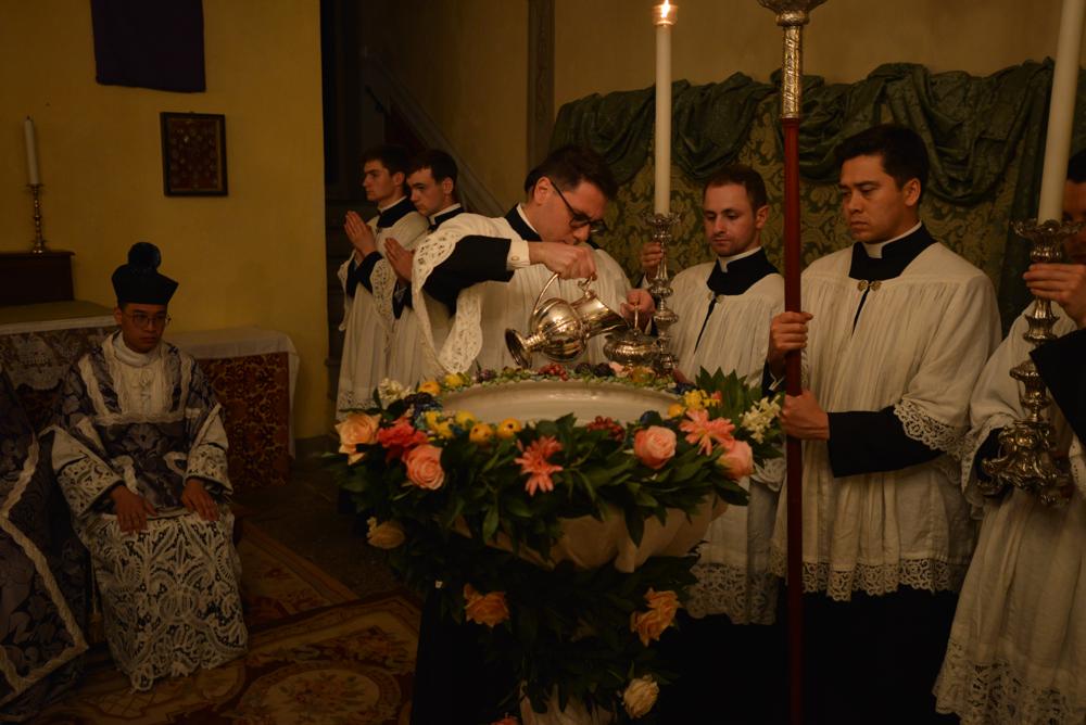 On puis de l&rsquo;eau lustrale pour en remplir les bénitiers de la chapelle et en asperger l&rsquo;assistance