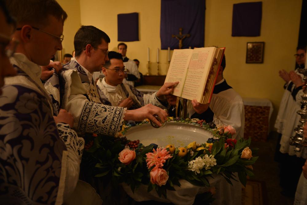 Confection de l&rsquo;eau baptismale: le célébrant verse l&rsquo;huile des catéchumènes