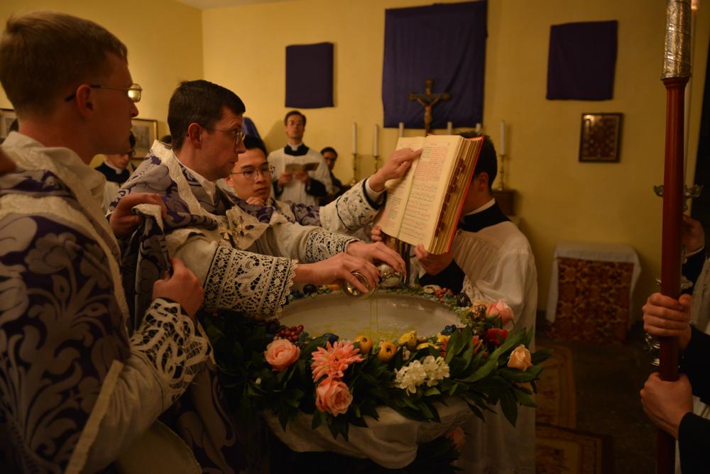 Confection de l&rsquo;eau baptismale: le célébrant verse le Saint-Chrême et l&rsquo;huile des catéchumènes