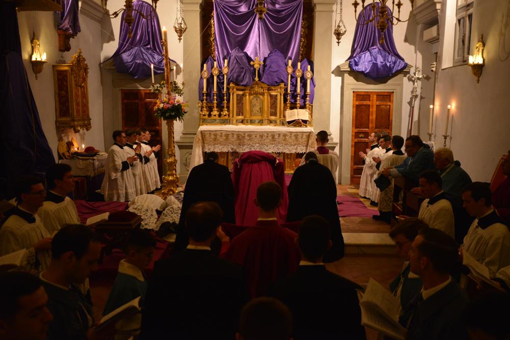 Prostration devant l&rsquo;autel pendant le ch&oelig;ur chante les litanies de saints