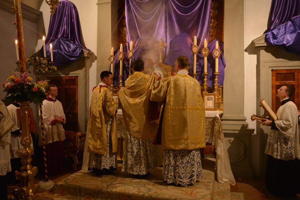 Encensement de la croix