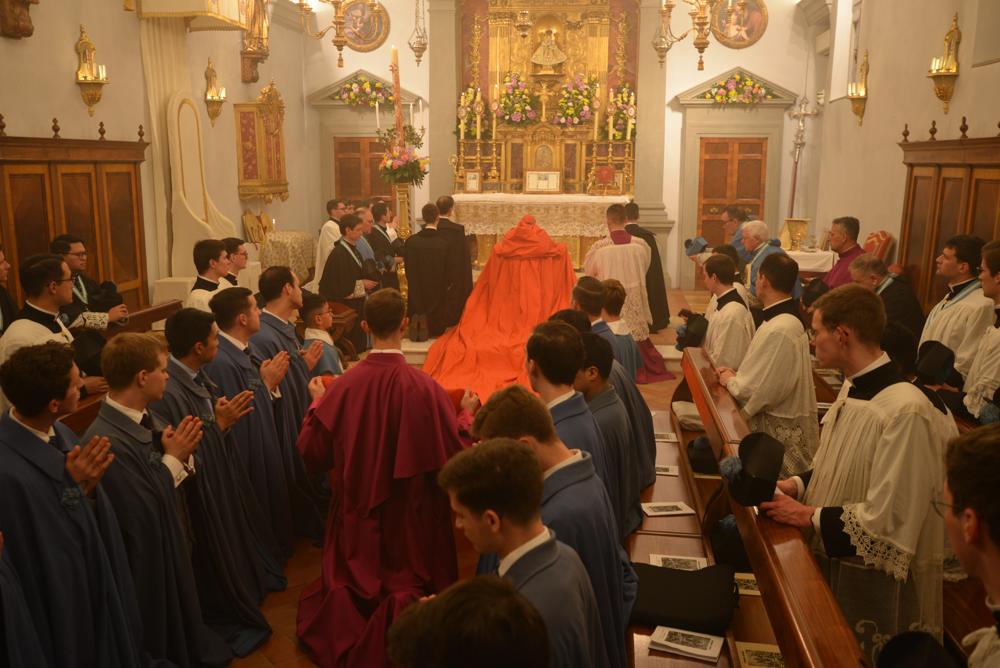 Le Pontife se recueille devant l&rsquo;autel