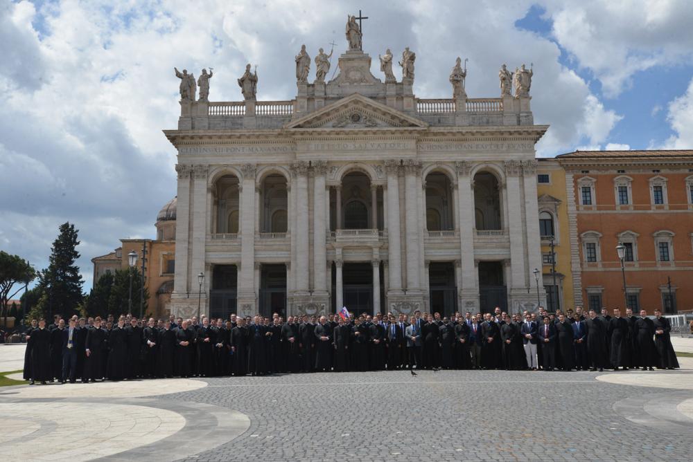 Les séminaristes et les chanoines présents à Rome pour le pèlerinage devant la basilique Saint-Jean-de-Latran