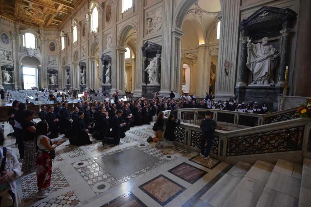 Prière devant l&rsquo;autel majeur de la basilique Saint-Jean-de-Latran