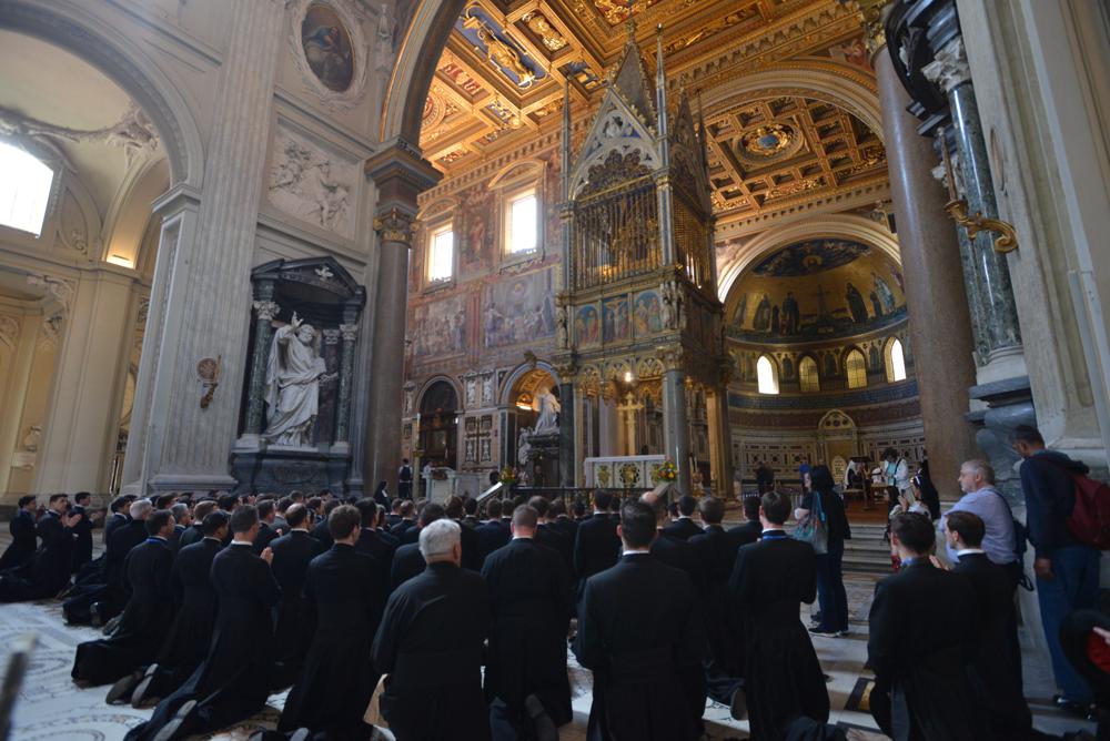 Prière devant l&rsquo;autel majeur de la basilique Saint-Jean-de-Latran