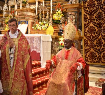 Le Pontife paré pour la cérémonie