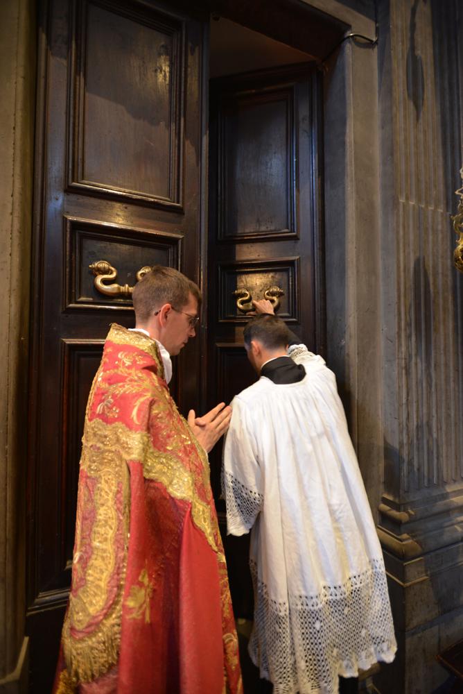 L&rsquo;Archidiacre fait ouvrir et fermer les portes de l&rsquo;église aux nouveaux portiers
