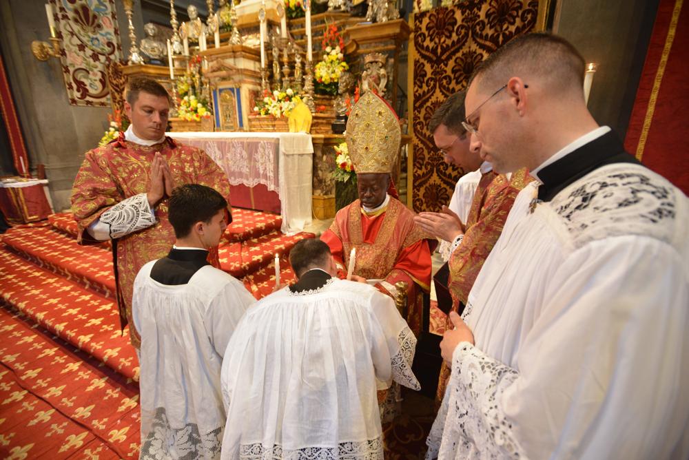 Les nouveaux ordonnés offrent leur cierge au Pontife