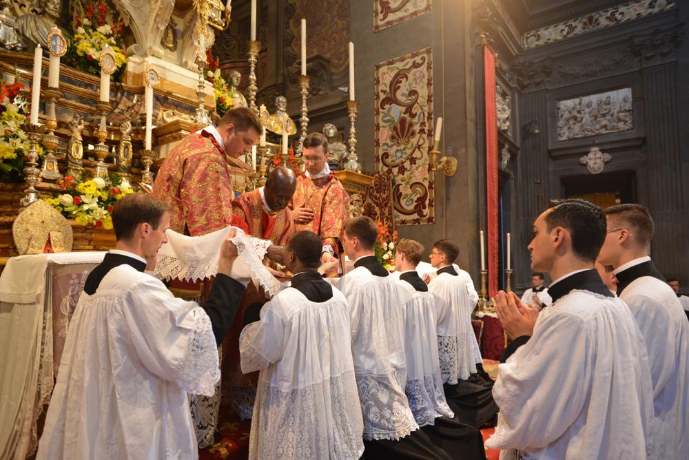 Les nouveaux ordonnés reçoivent la sainte communion de la main du Pontife après avoir baisé son anneau