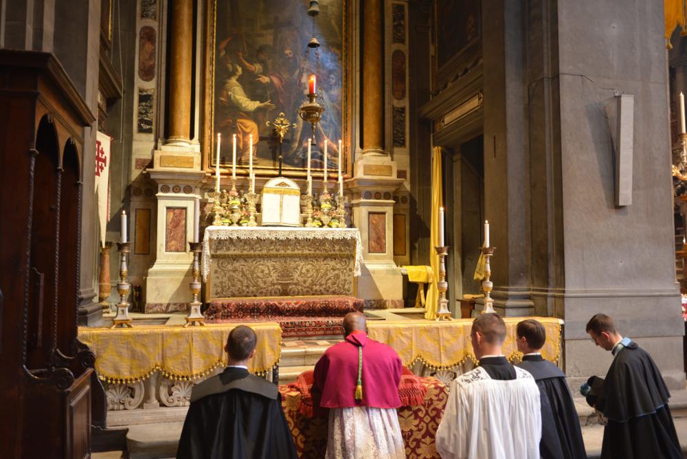 Le Pontife se recueille devant l&rsquo;autel du Saint-Sacrement
