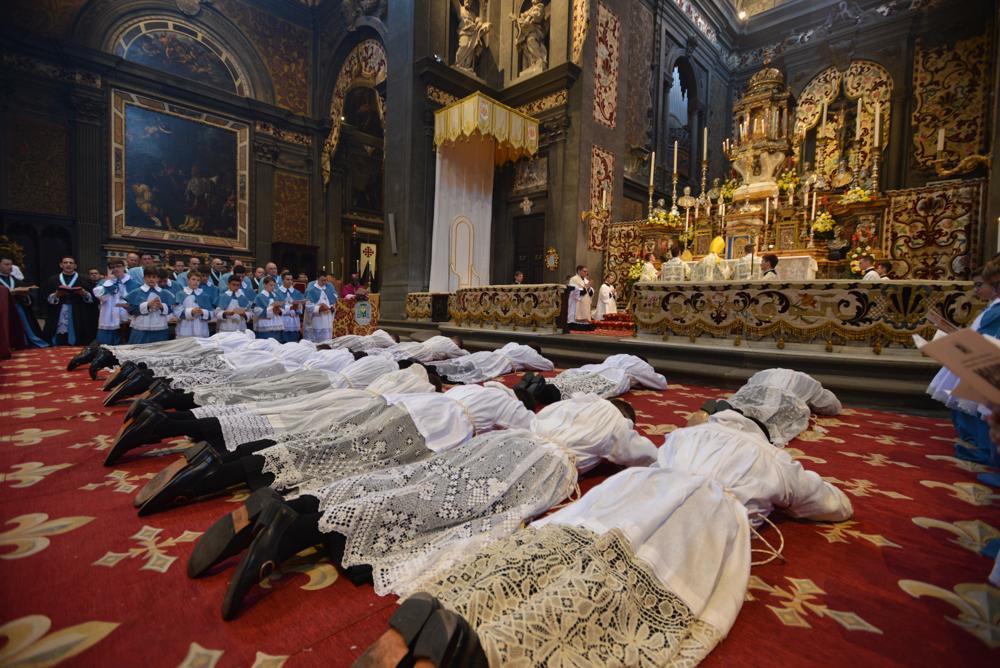 Les ordinands se prosternent pendant le chant des litanies des saints