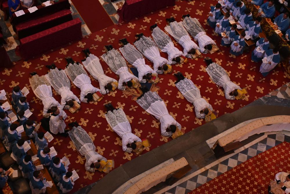 Les ordinands se prosternent pendant le chant des litanies des saints