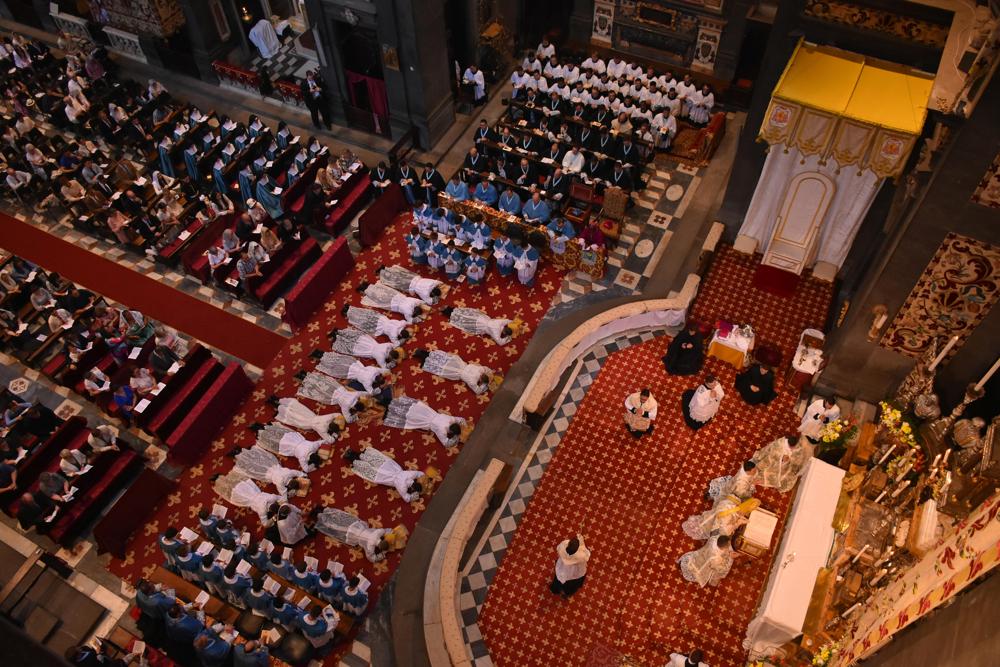 Les ordinands se prosternent pendant le chant des litanies des saints