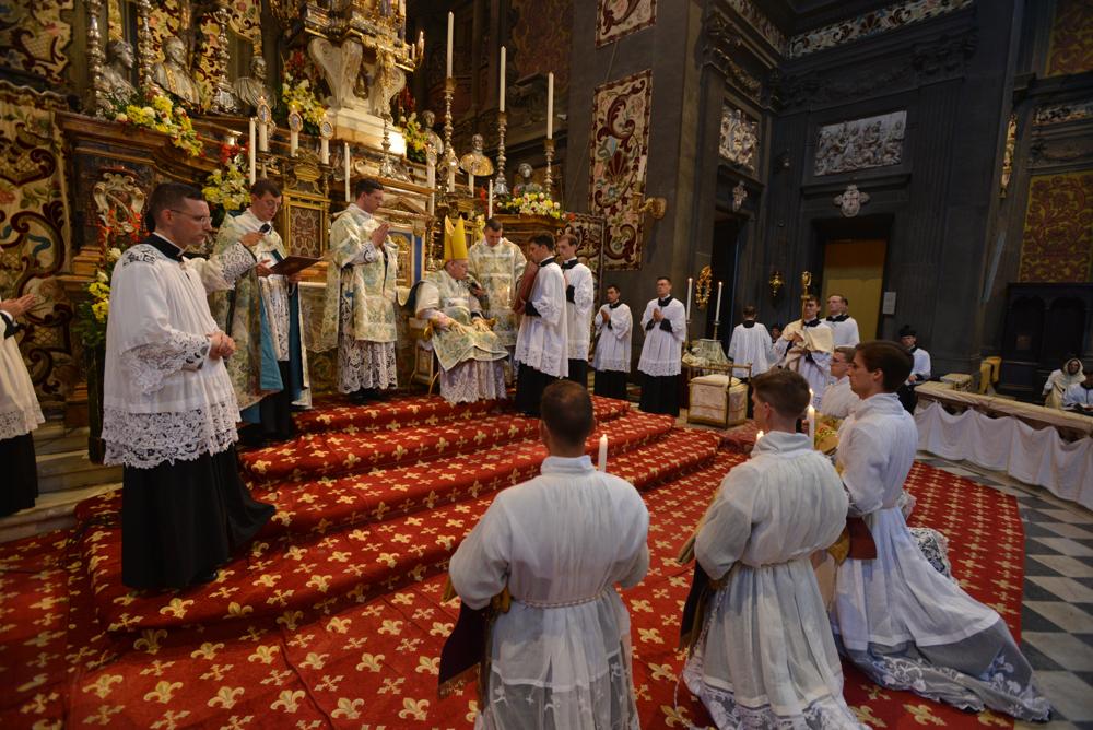 L&rsquo;Archidiacre présente les futurs diacres au Pontife
