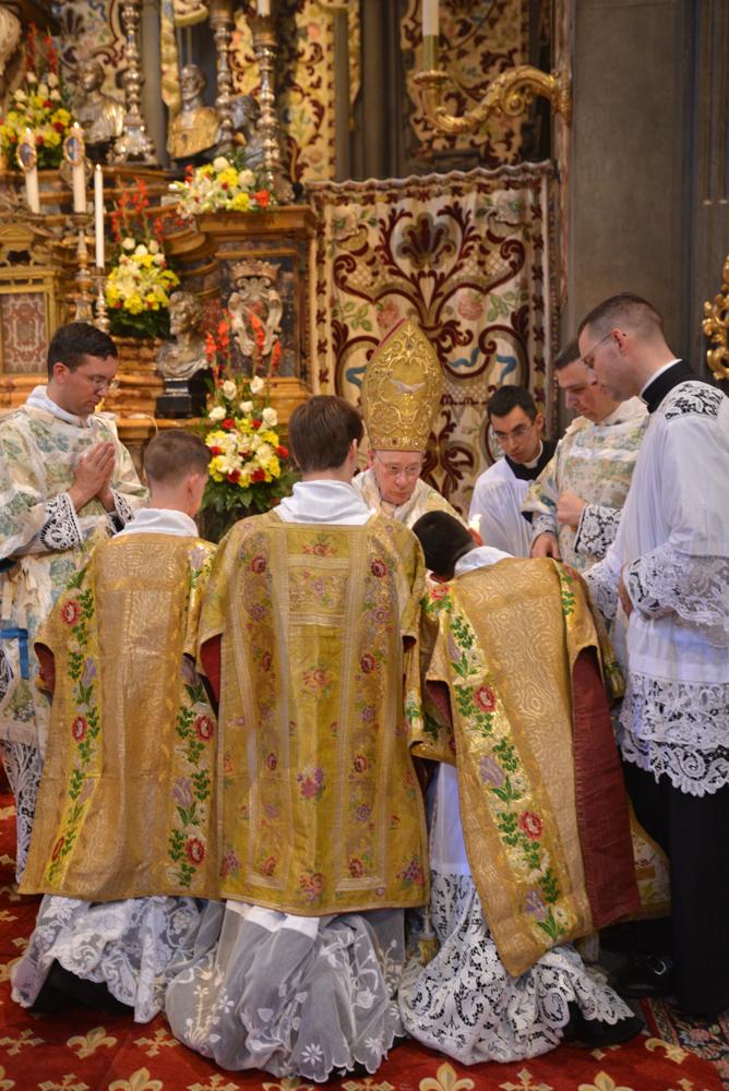 Les nouveaux diacres et sous-diacres offrent leur cierge au Pontife