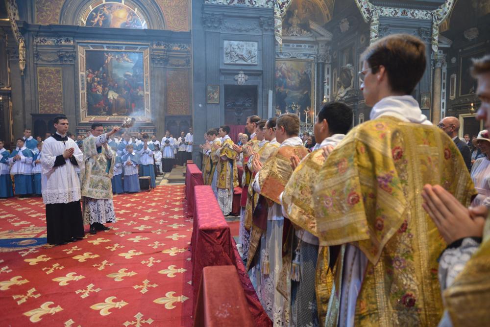 Encensement des nouveaux diacres et sous-diacres