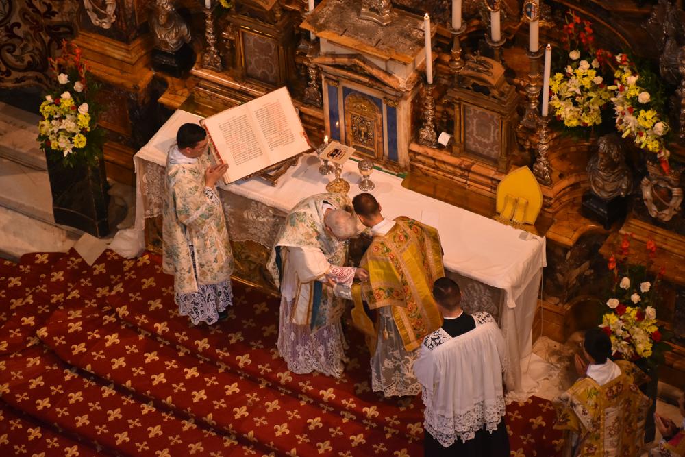 Les nouveaux diacres et sous-diacres reçoivent le baiser de paix du Pontife