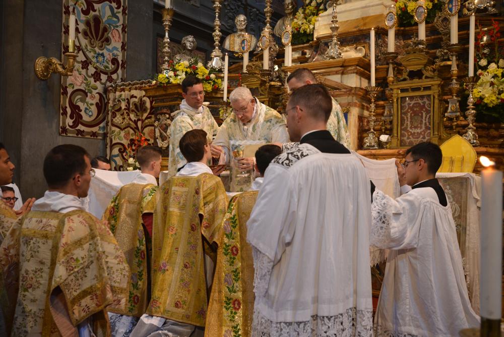 Les ordonnés reçoivent la sainte communion de la main du Pontife après avoir baisé son anneau