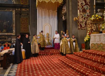 Le Pontife paré pour la cérémonie