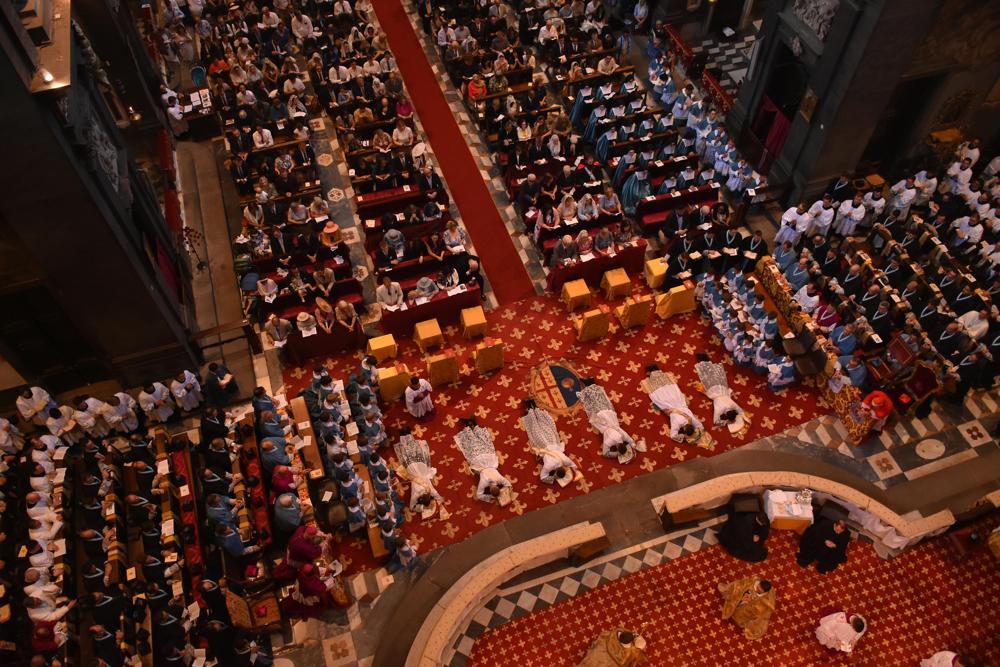 Les ordinands se prosternent pendant le chant des litanies des saints