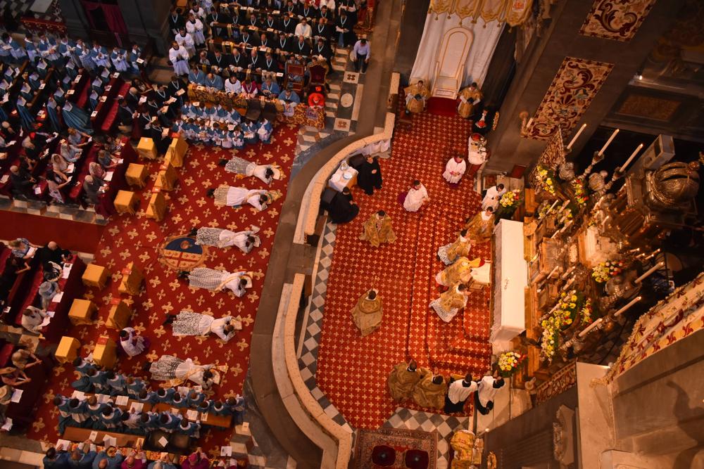 Les ordinands se prosternent pendant le chant des litanies des saints