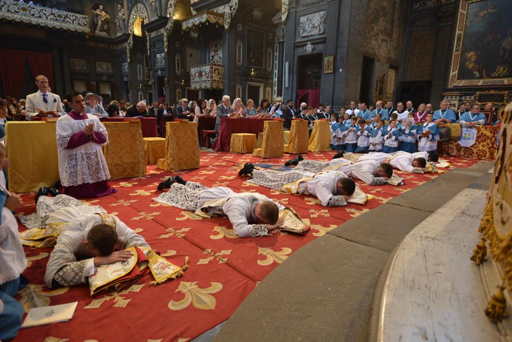 Les ordinands se prosternent pendant le chant des litanies des saints