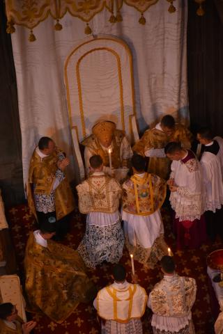 Les nouveaux prêtres offrent leur cierge au Pontife