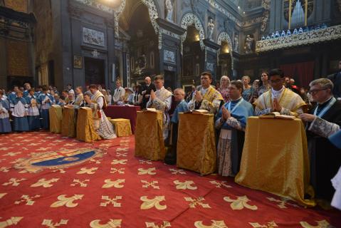 Les jeunes prêtres récitent les prières de la Messe avec le Pontife, assistés par un chanoine