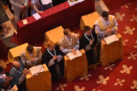 Les jeunes prêtres récitent les prières de la Messe avec le Pontife, assistés par un chanoine