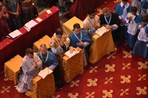 Les jeunes prêtres récitent les prières de la Messe avec le Pontife, assistés par un chanoine