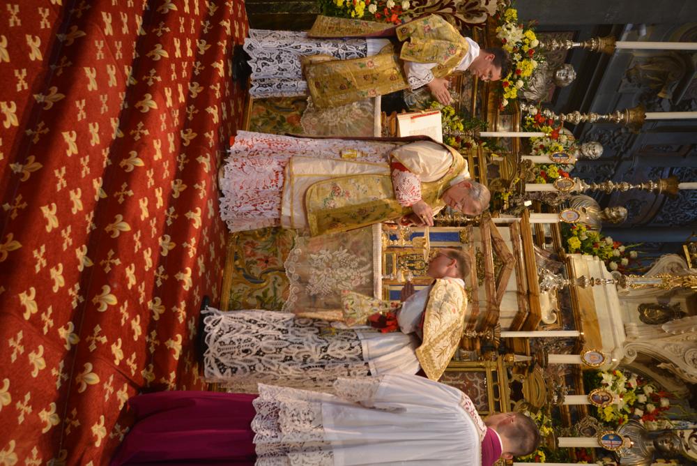 Les nouveaux prêtres reçoivent la paix du Pontife