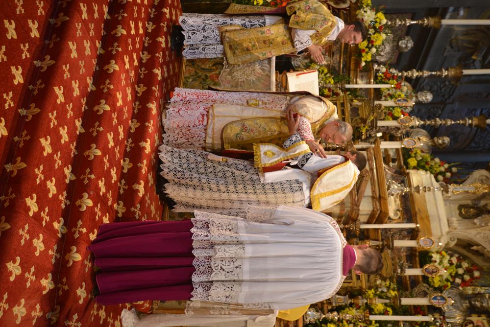 Les nouveaux prêtres reçoivent la paix du Pontife