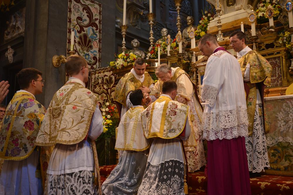 Les nouveaux prêtres reçoivent la communion de la main du Pontife après avoir baisé son anneau