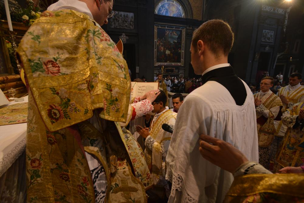 Seconde imposition des mains et déploiement de la chasuble
