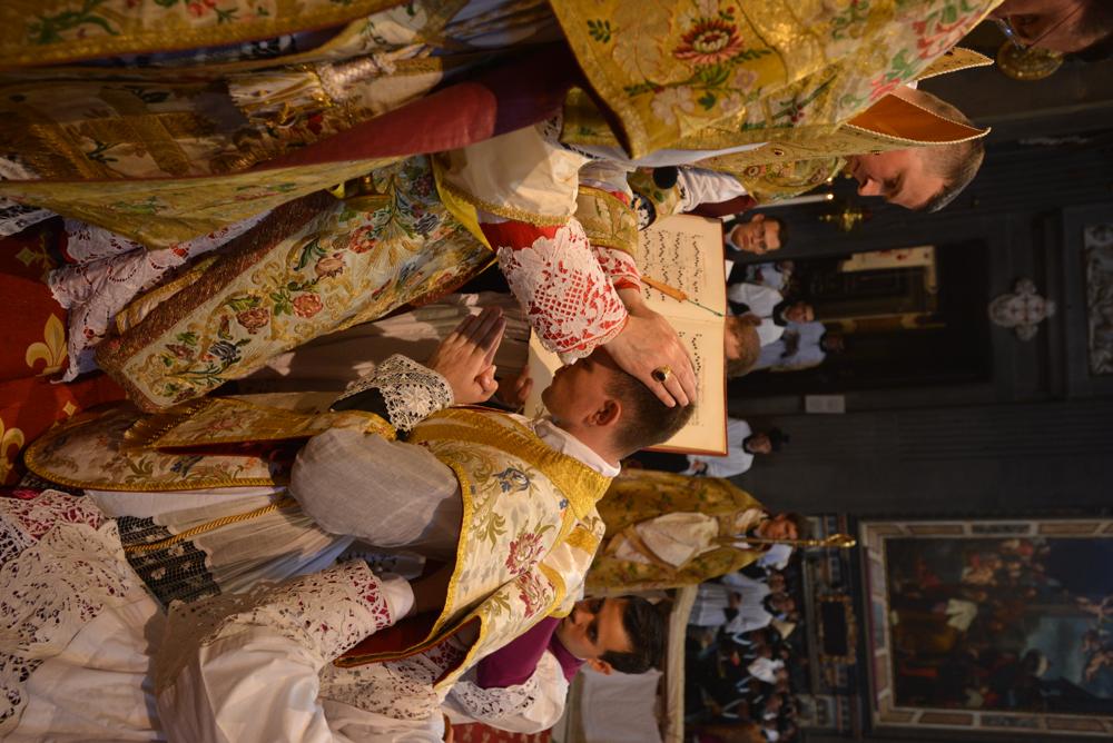 Seconde imposition des mains et déploiement de la chasuble