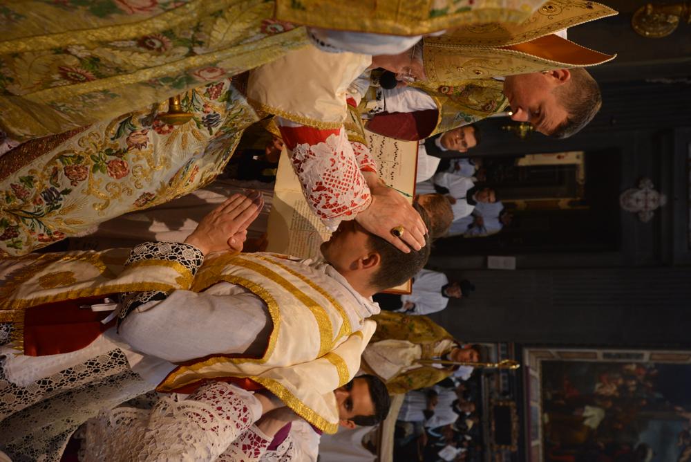 Seconde imposition des mains et déploiement de la chasuble
