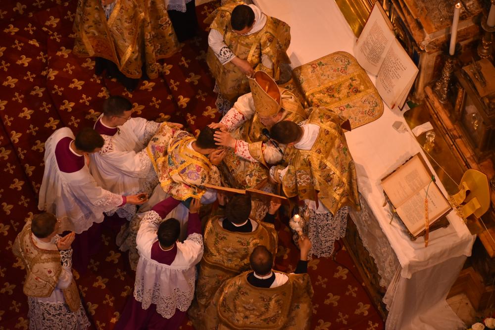 Seconde imposition des mains et déploiement de la chasuble